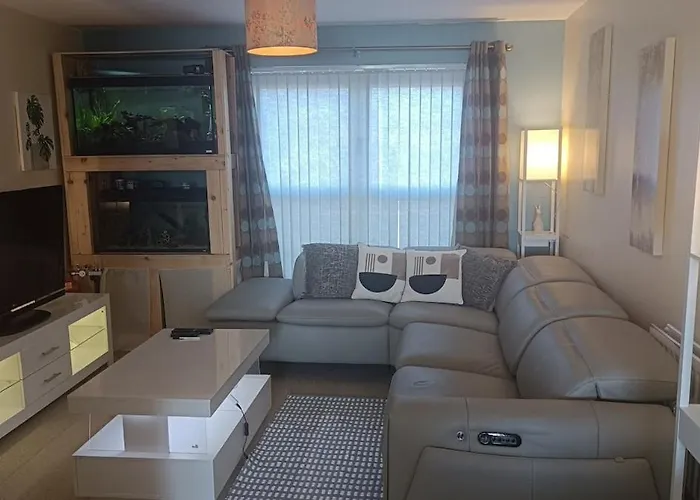 Spacious Cheltenham Flat With Free Allocated Parking