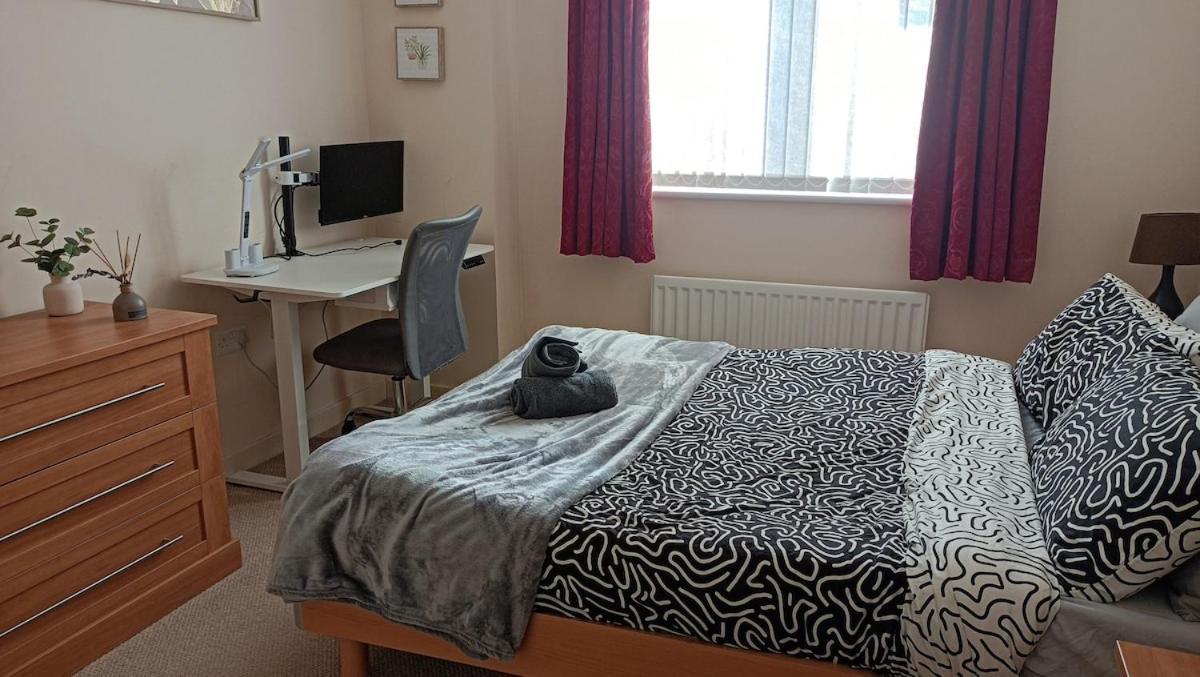 Apartment Spacious Flat With Free Allocated Parking