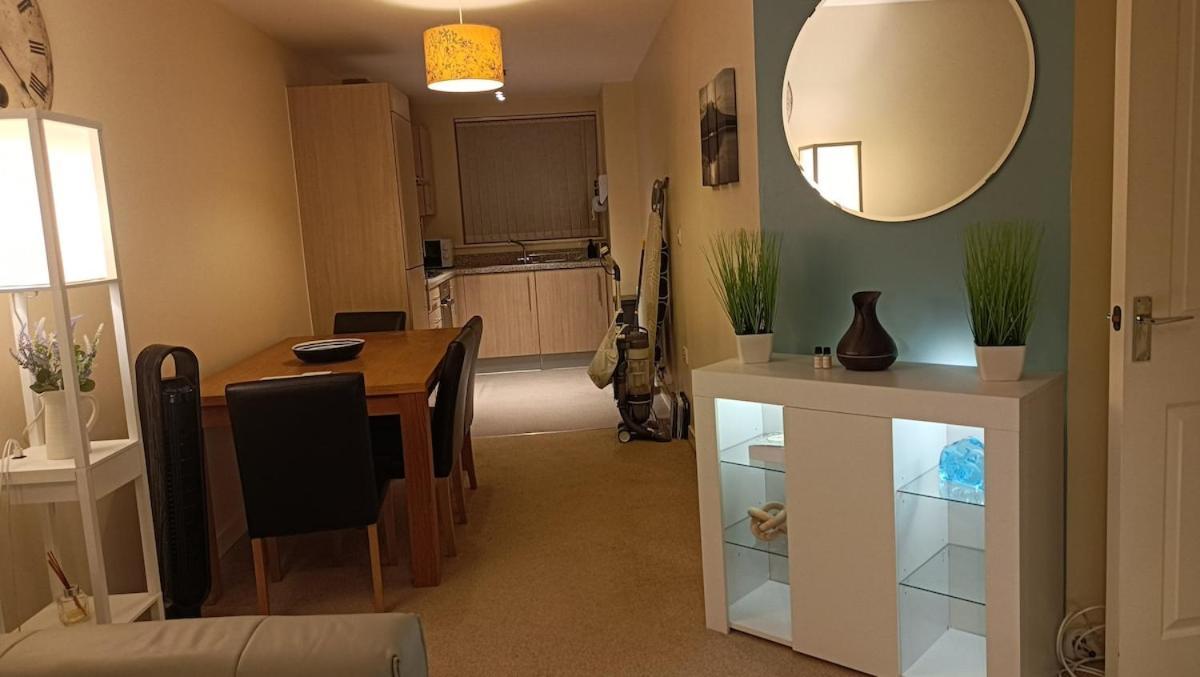 Spacious Flat With Free Allocated Parking Apartment *