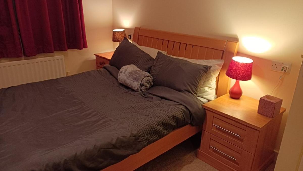 Spacious Flat With Free Allocated Parking Apartment