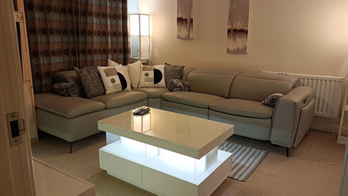 Apartment Spacious Flat With Free Allocated Parking