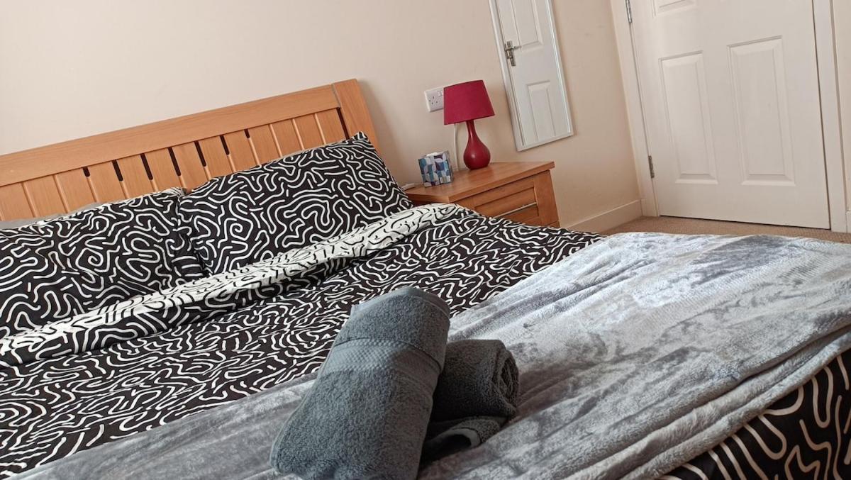 Spacious Flat With Free Allocated Parking Apartment