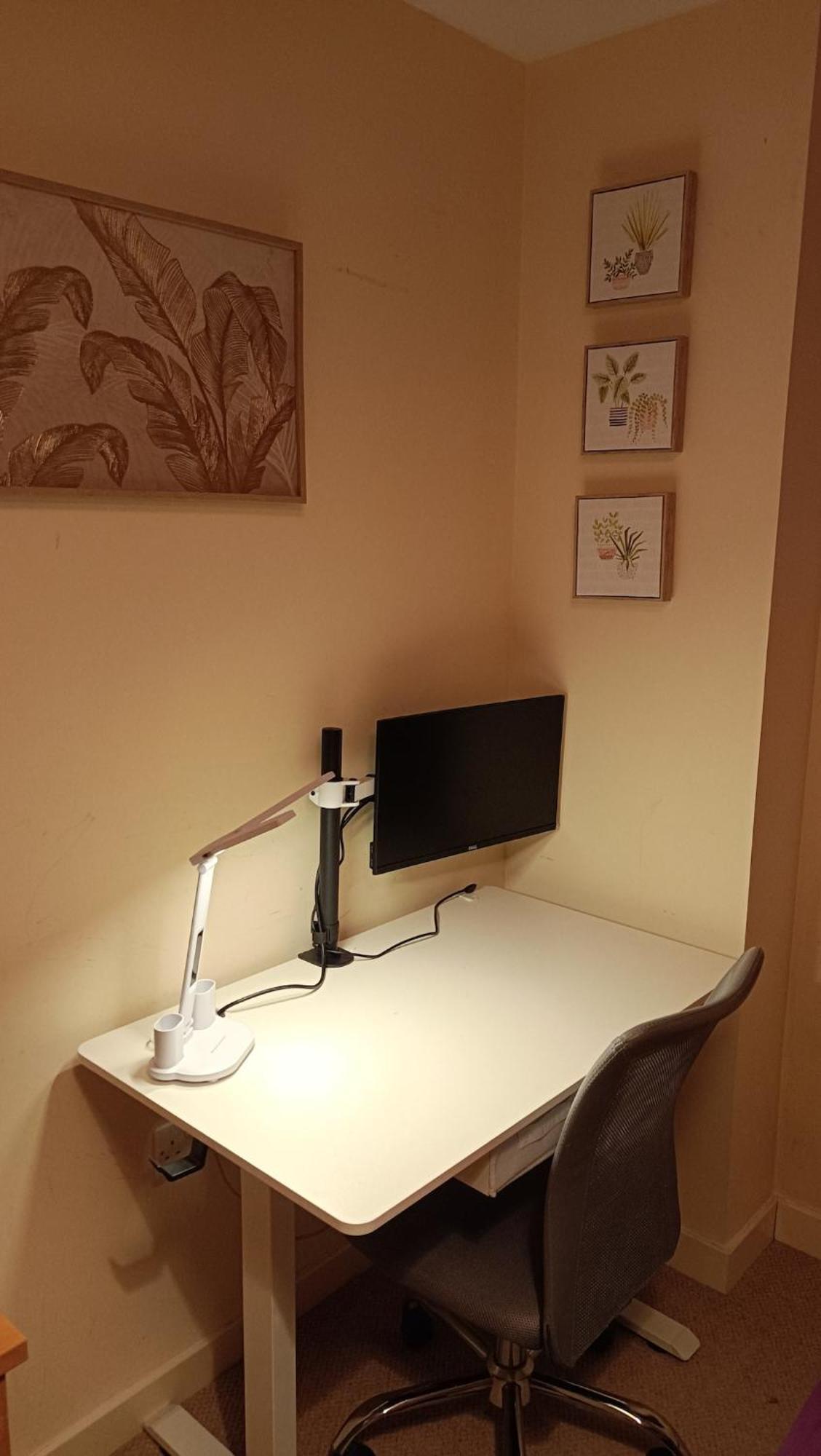 Spacious Flat With Free Allocated Parking Apartment *