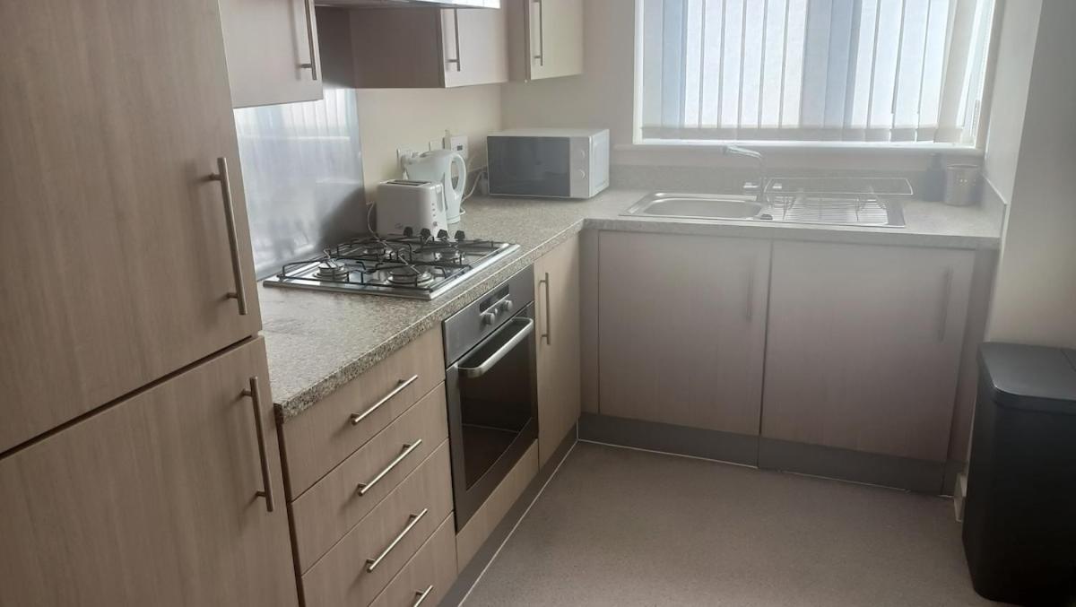 Apartment Spacious Flat With Free Allocated Parking *