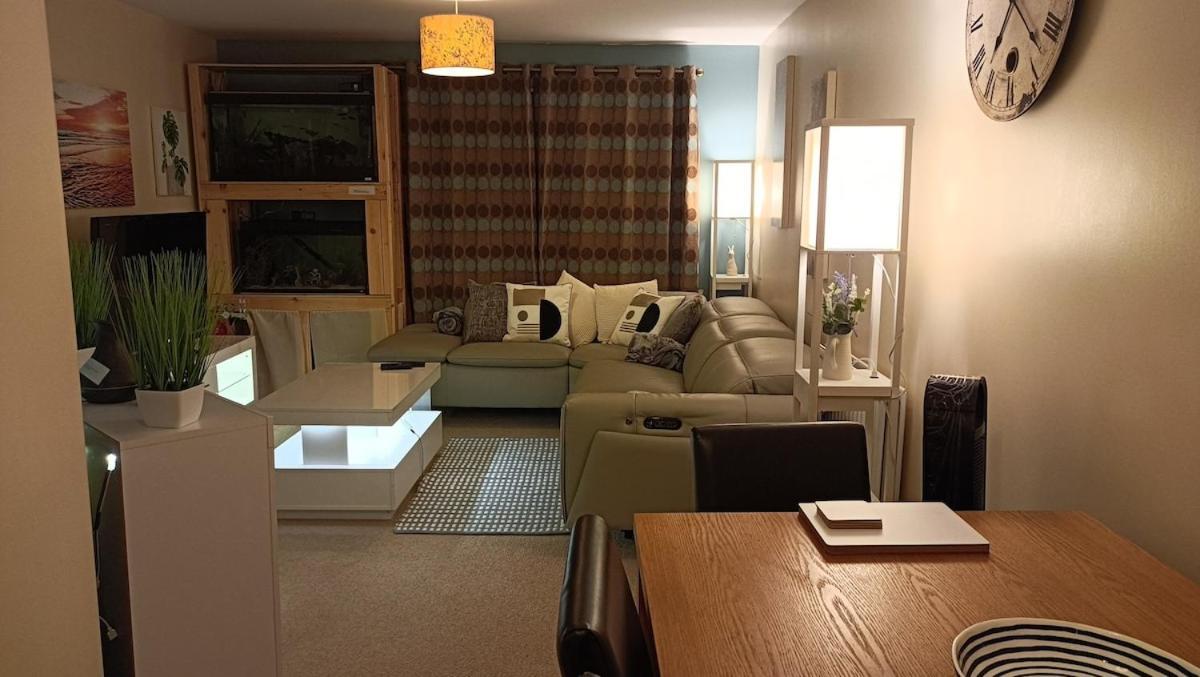 Spacious Flat With Free Allocated Parking Cheltenham