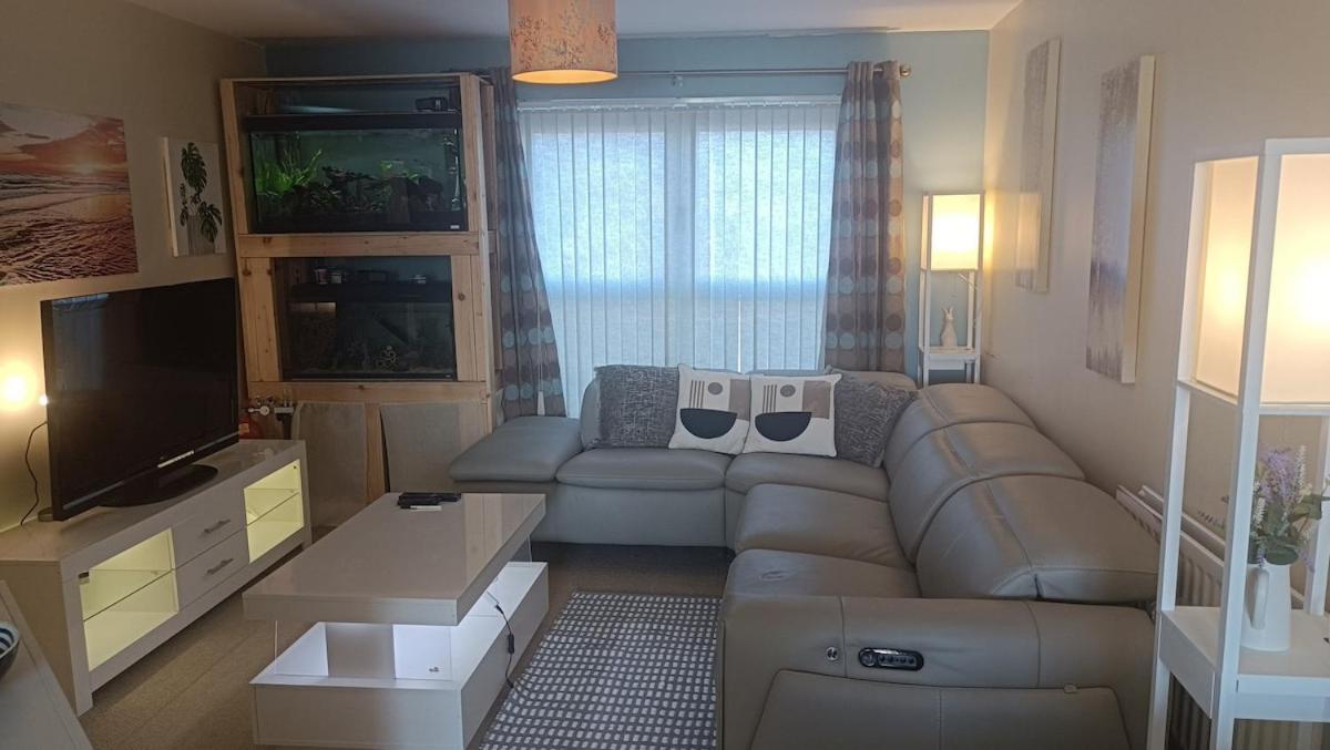 Apartment Spacious Flat With Free Allocated Parking *