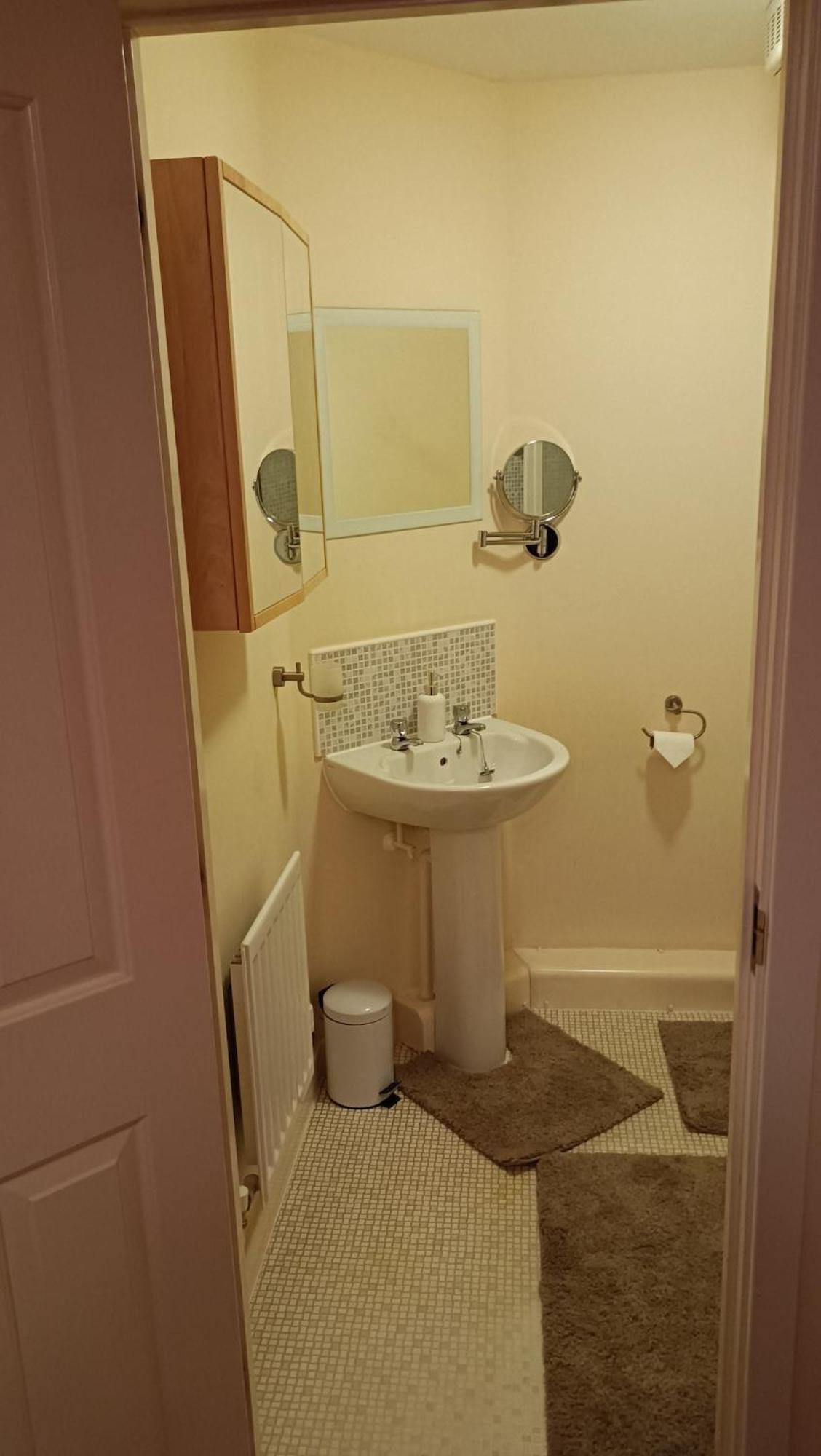 Spacious Flat With Free Allocated Parking Apartment Cheltenham