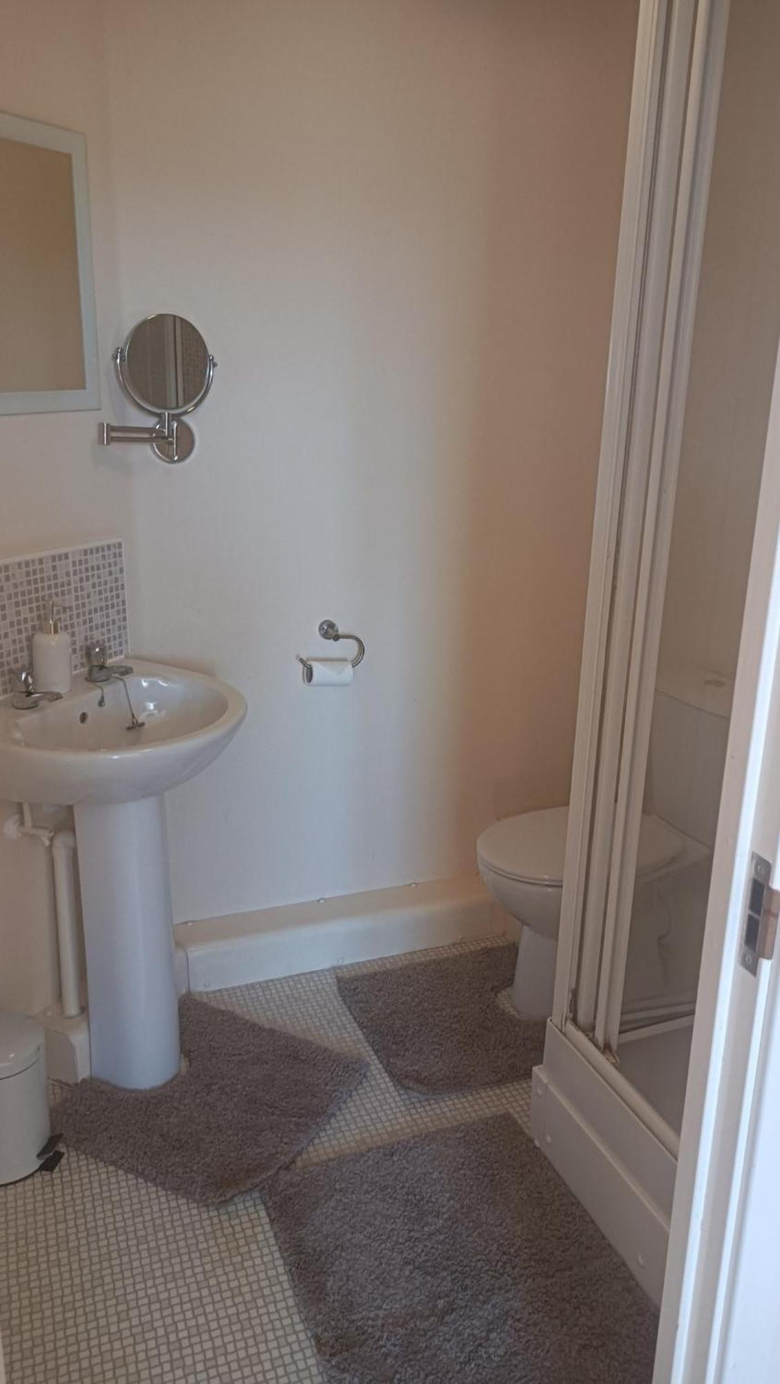 Apartment Spacious Flat With Free Allocated Parking Cheltenham