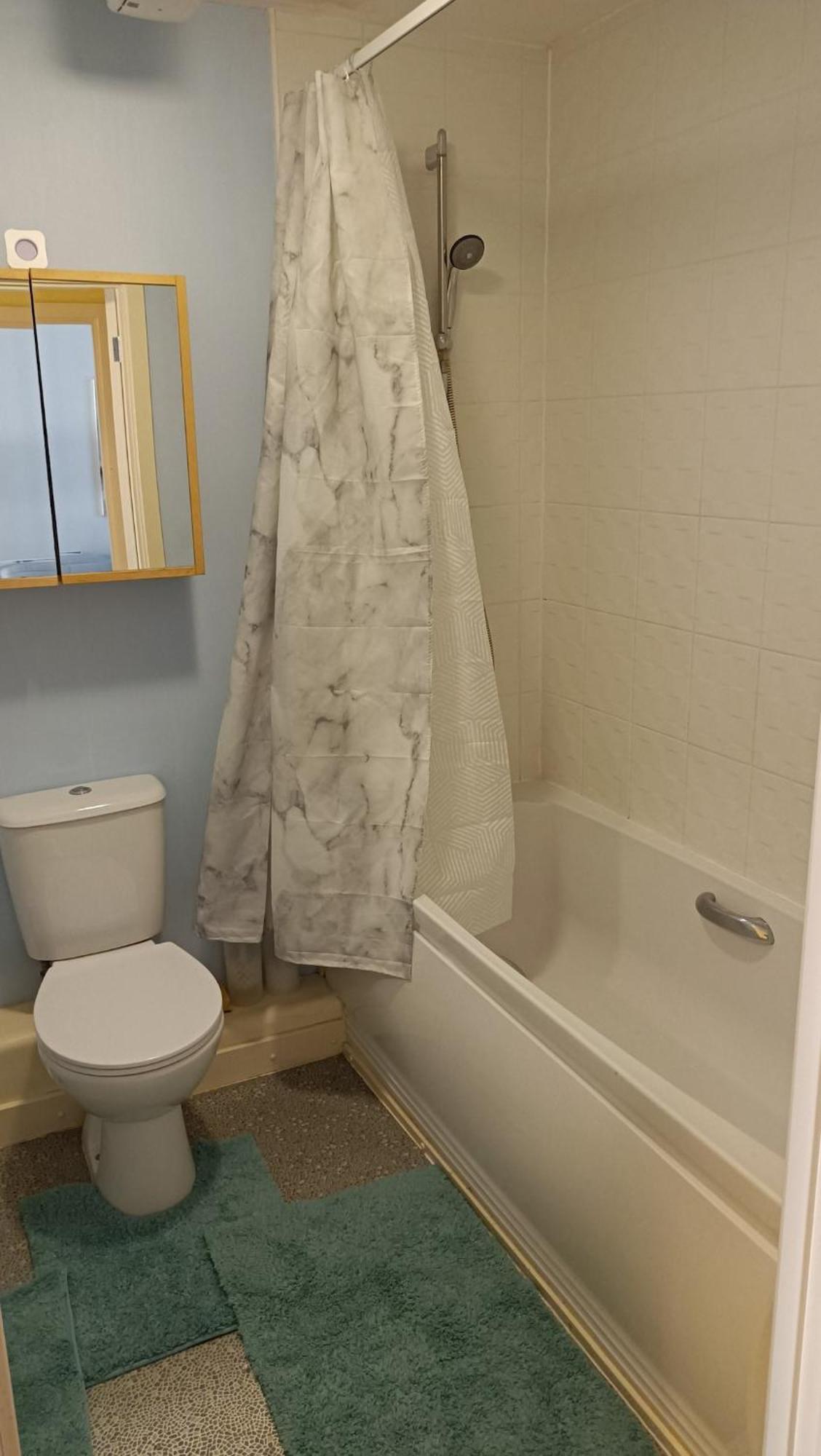 Spacious Flat With Free Allocated Parking Apartment *