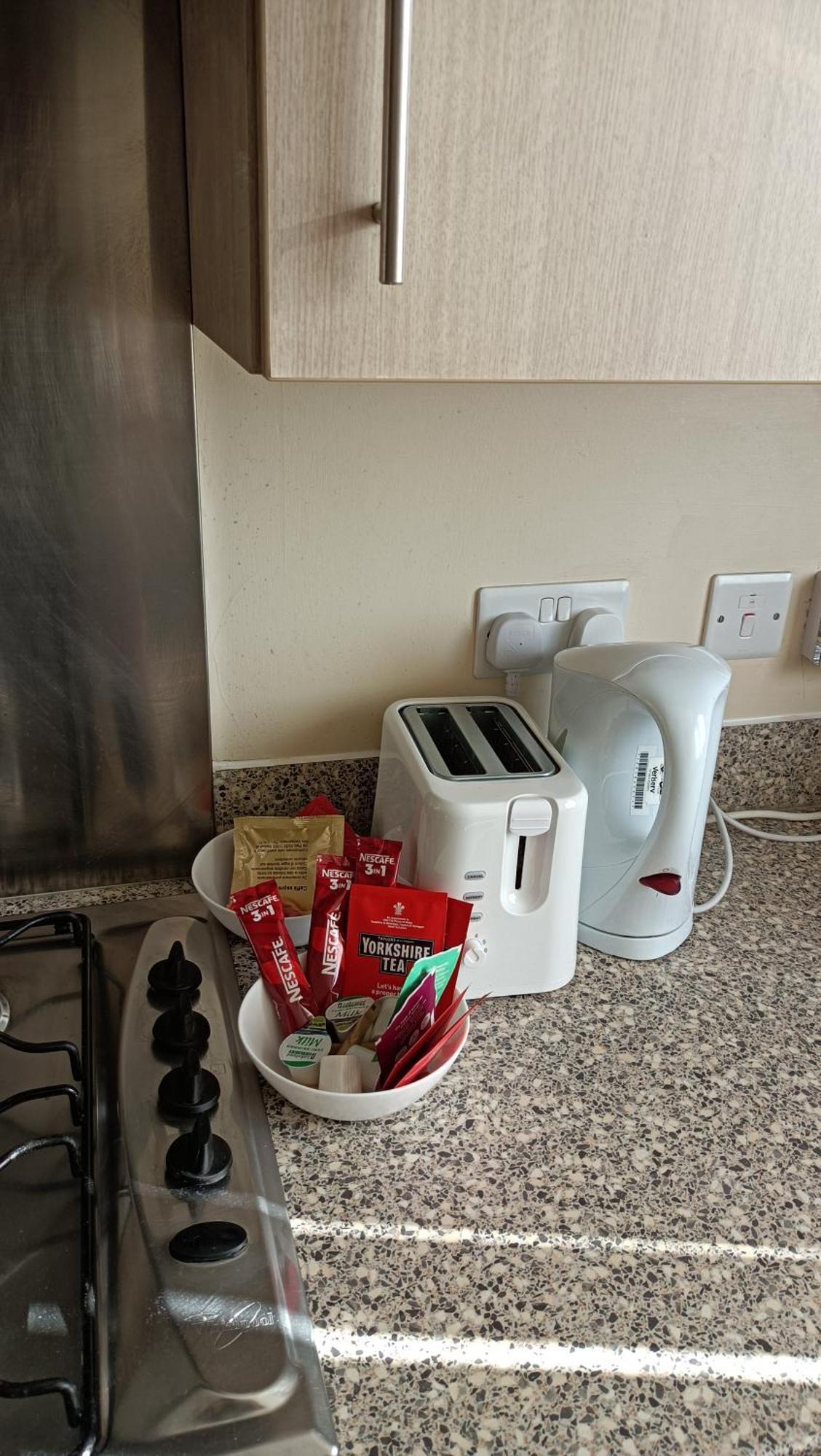 Spacious Flat With Free Allocated Parking Apartment *