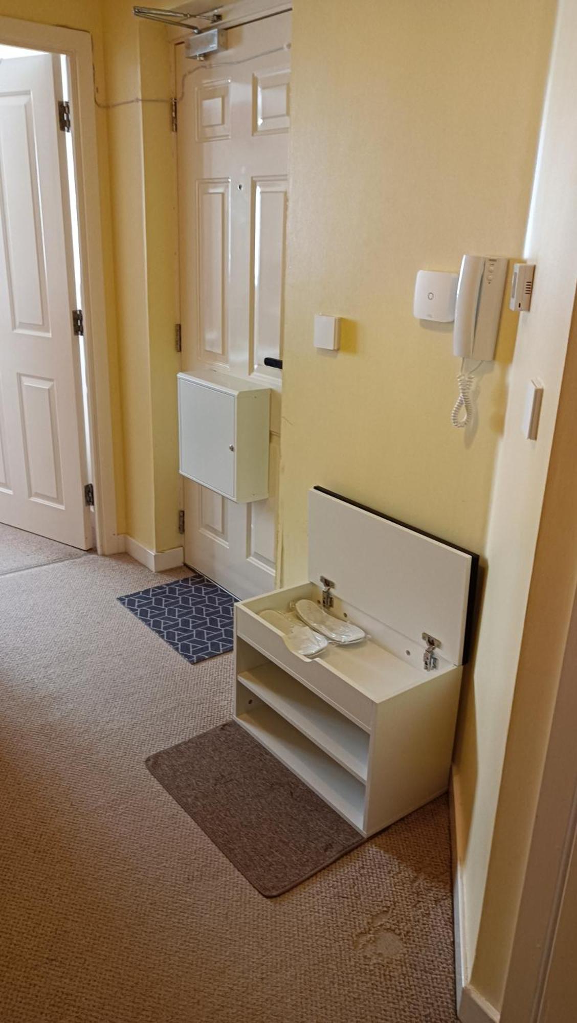 Apartment Spacious Flat With Free Allocated Parking *