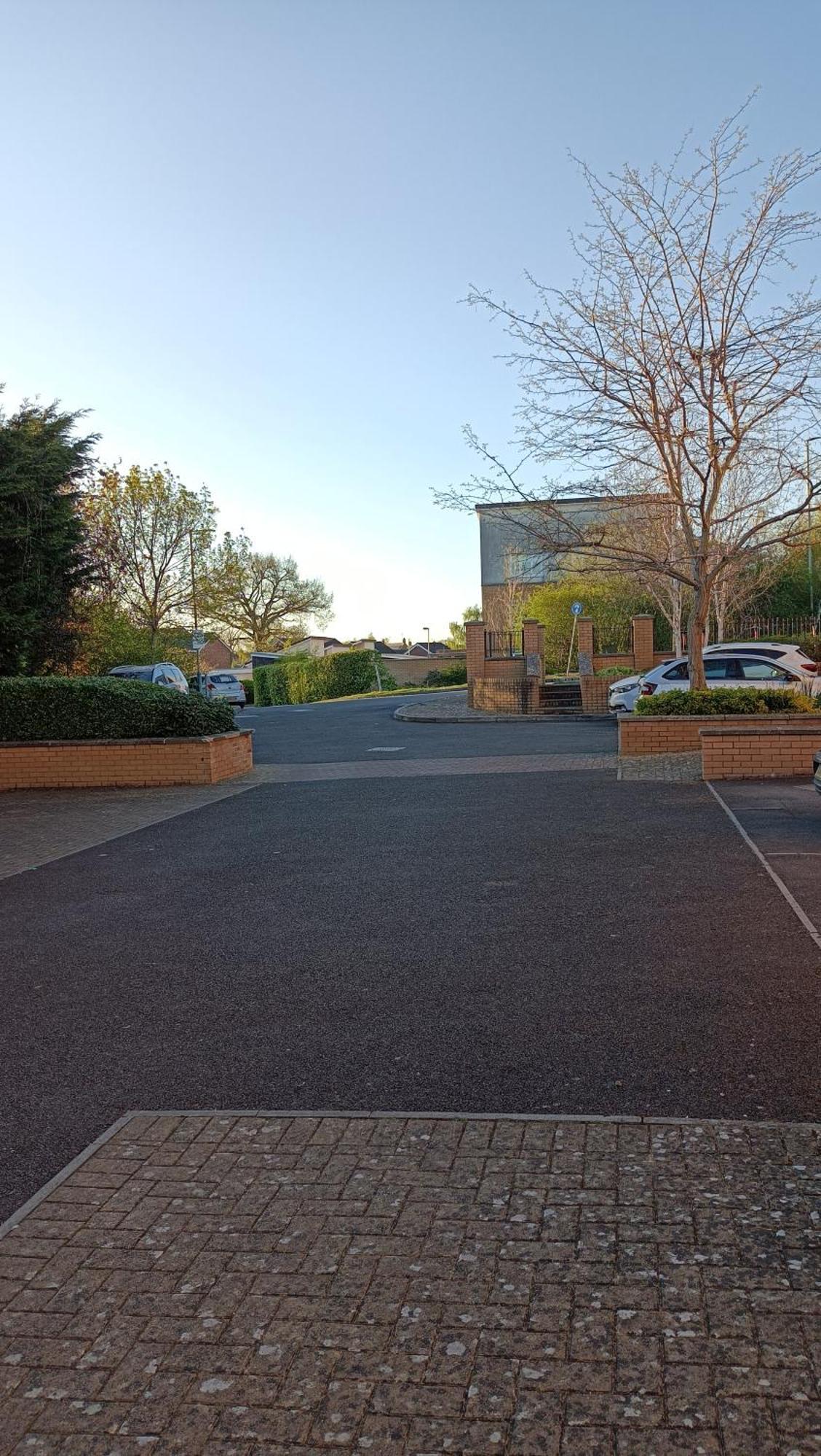 Spacious Flat With Free Allocated Parking Apartment